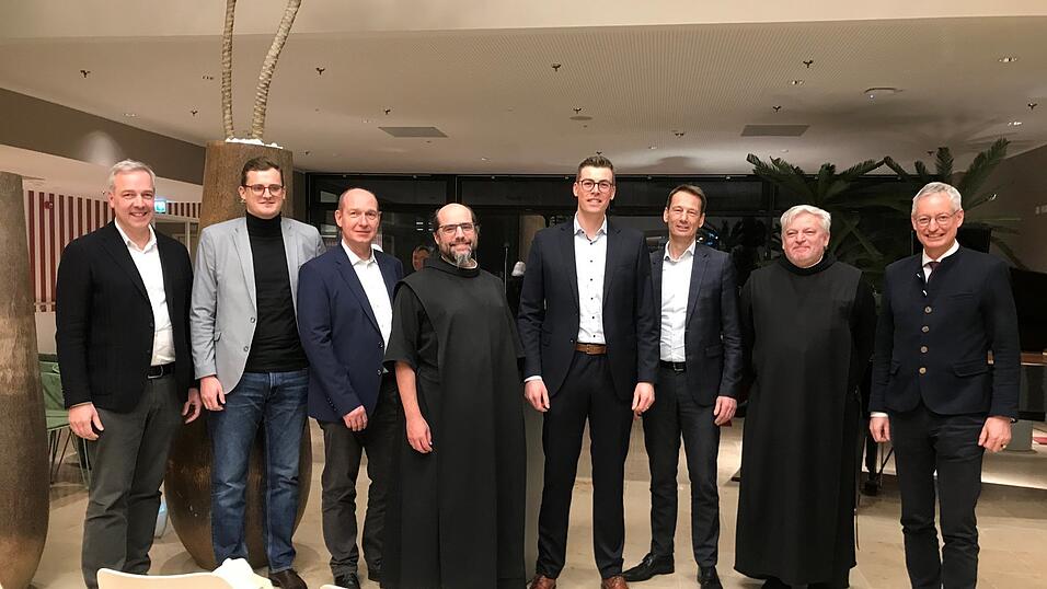 Begr&uuml;&szlig;ungsfeier f&uuml;r den neuen Gesch&auml;ftsf&uuml;hrer des Klinikums St. Elisabeth (v.l.): Nicolas Kelly (Gesch&auml;ftsf&uuml;hrer Krankenhausverbund), Severin Morell (Klinikumsmanager), Bernhard Ameres (Verwaltungsdirektor), Frater Thomas V&auml;th, Daniel Albus, Christian Kuhl (Gesch&auml;ftsf&uuml;hrer Krankenhausverbund), Frater Rudolf Knopp und Oberb&uuml;rgermeister Markus Pannermayr.