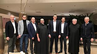 Begr&uuml;&szlig;ungsfeier f&uuml;r den neuen Gesch&auml;ftsf&uuml;hrer des Klinikums St. Elisabeth (v.l.): Nicolas Kelly (Gesch&auml;ftsf&uuml;hrer Krankenhausverbund), Severin Morell (Klinikumsmanager), Bernhard Ameres (Verwaltungsdirektor), Frater Thomas V&auml;th, Daniel Albus, Christian Kuhl (Gesch&auml;ftsf&uuml;hrer Krankenhausverbund), Frater Rudolf Knopp und Oberb&uuml;rgermeister Markus Pannermayr.