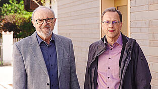 Seit 1998 hat Manfred K&auml;ufel (links) als Ortsheimatpfleger der Gemeinde Tegernheim gewirkt. Im M&auml;rz &uuml;bergab er das Amt an Martin J&auml;ger (rechts), &uuml;ber den er sagt: &bdquo;Sein Herz schl&auml;gt f&uuml;r die Geschichte.&ldquo;