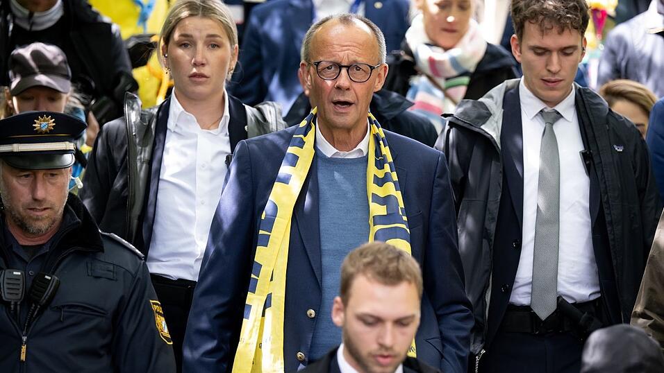 Merz wagte sich in W&uuml;rzburg auch unters Volk.