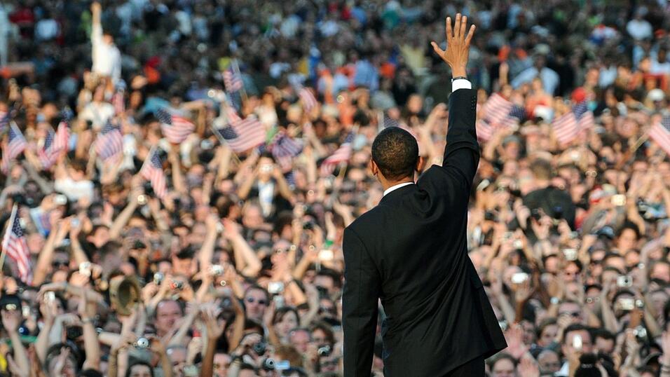 Die deutschen Sympathien für die USA sind stark davon abhängig, wer dort gerade Präsident ist. Nach der achtjährigen Regierung des umstrittenen Republikaners George W. Bush wurde der demokratische Präsidentschaftskandidat Barack Obama 2008 in Berlin begeistert empfangen (Archivbild). Die deutschen Sympathien für die USA sind stark davon abhängig, wer dort gerade Präsident ist. Nach der achtjährigen Regierung des umstrittenen Republikaners George W. Bush wurde der demokratische Präsidentschaftskandidat Barack Obama 2008 in Berlin begeistert empfangen (Archivbild).