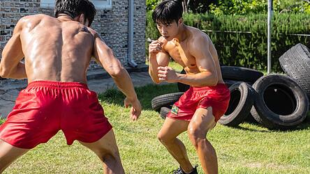 Gemeinsames Training st&auml;rkt die Freundschaft von Kim Geon-woo (rechts) und seinem besten Freund Hong Woo-jin.