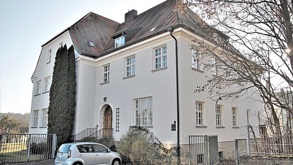 Bald Medizin-Campus? Im ehemaligen Schülerinnenheim Sankt Josef des Klosters Metten sollen die niederbayerischen Master-Studenten ihren festen Anlaufpunkt bekommen. Ihre praktischen Erfahrungen sollen sie in Partner-Kliniken in ganz Niederbayern sammeln. Bald Medizin-Campus? Im ehemaligen Schülerinnenheim Sankt Josef des Klosters Metten sollen die niederbayerischen Master-Studenten ihren festen Anlaufpunkt bekommen. Ihre praktischen Erfahrungen sollen sie in Partner-Kliniken in ganz Niederbayern sammeln.