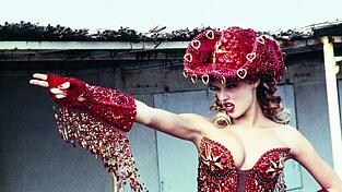 Eva Herzigová trug für Vogue (Italien) 1992 ein Outfit der Kollektion Les Cow-boys
