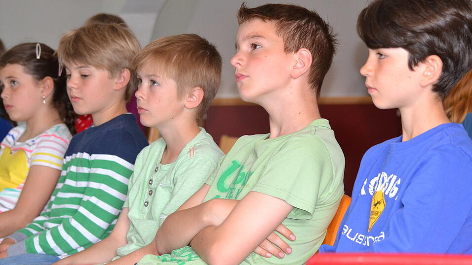 Sehr interessiert hörten die Viertklässler der Grundschule Neukirchen den Erzählungen der Straubinger Redakteurin Tanja Pfeffer zu. Lena Eibl, Praktikantin in der Jugendredaktion, hielt die Schulstunde in Bildern fest. Sehr interessiert hörten die Viertklässler der Grundschule Neukirchen den Erzählungen der Straubinger Redakteurin Tanja Pfeffer zu. Lena Eibl, Praktikantin in der Jugendredaktion, hielt die Schulstunde in Bildern fest.