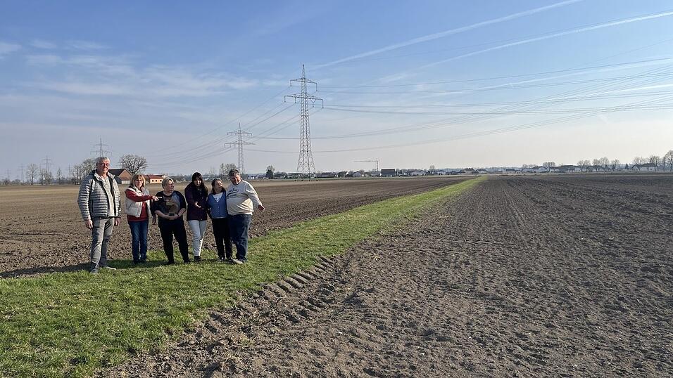 Die Bürger von Tabertshauserschwaig, (v.l.) Franz Spranger mit seinem neu gebauten Haus im Hintergrund, Petra Petzel, Birgit Krammer, Sylvia Gaschler, Elfriede und Hans Staudhammer wollen hier keine Hähnchenmastanlage. Die Bürger von Tabertshauserschwaig, (v.l.) Franz Spranger mit seinem neu gebauten Haus im Hintergrund, Petra Petzel, Birgit Krammer, Sylvia Gaschler, Elfriede und Hans Staudhammer wollen hier keine Hähnchenmastanlage.