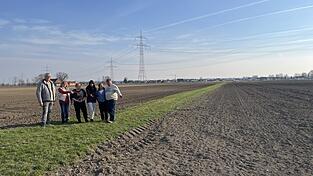 Die Bürger von Tabertshauserschwaig, (v.l.) Franz Spranger mit seinem neu gebauten Haus im Hintergrund, Petra Petzel, Birgit Krammer, Sylvia Gaschler, Elfriede und Hans Staudhammer wollen hier keine Hähnchenmastanlage. Die Bürger von Tabertshauserschwaig, (v.l.) Franz Spranger mit seinem neu gebauten Haus im Hintergrund, Petra Petzel, Birgit Krammer, Sylvia Gaschler, Elfriede und Hans Staudhammer wollen hier keine Hähnchenmastanlage.
