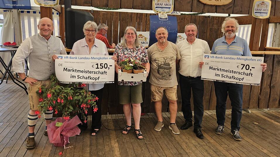 Die Gewinner bei der Wallersdorfer Marktmeisterschaft im Schaftkopf. Die Gewinner bei der Wallersdorfer Marktmeisterschaft im Schaftkopf.