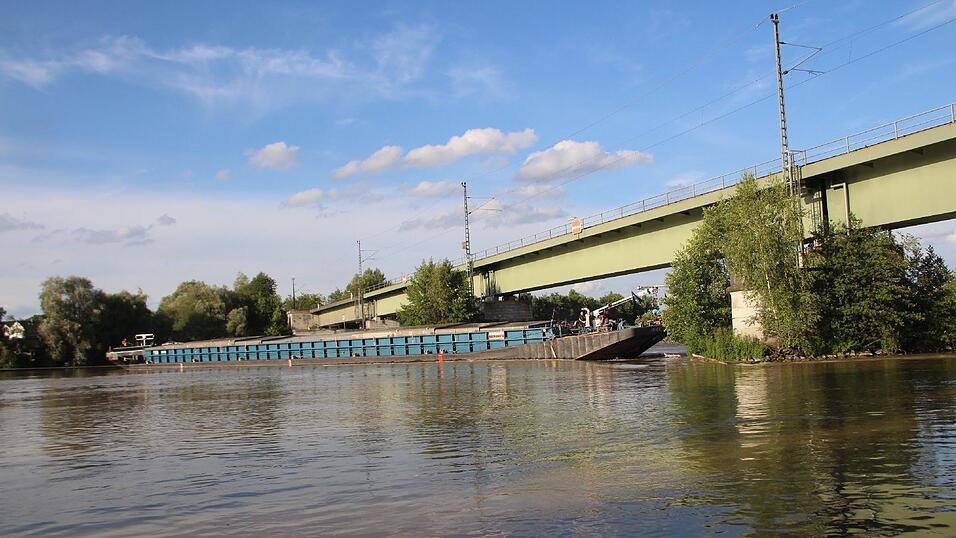 Bei Poikam im Landkreis Kelheim hat sich ein Schiff quergestellt. Bei Poikam im Landkreis Kelheim hat sich ein Schiff quergestellt.