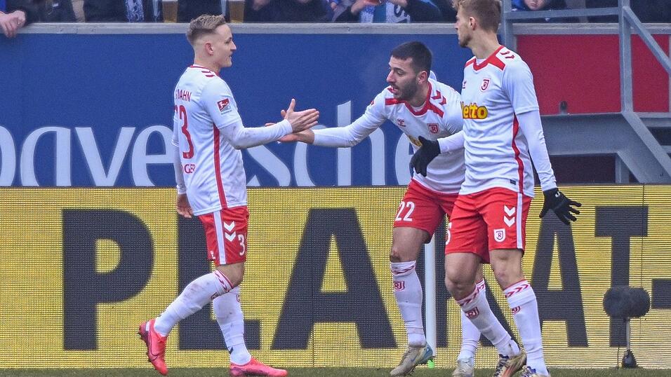 Durch den Treffer von Sargis Adamyan (M.) haben die Oberpf&auml;lzer die Hamburger am Rande einer Niederlage.