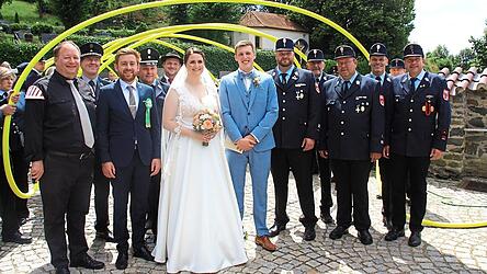 Das Brautpaar Anna-Maria und Johannes Neppl inmitten der offiziellen Gratulanten.