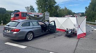 Bei einem schweren Verkehrsunfall in Bad Kötzting ist ein 54-jähriger Motorradfahrer gestorben.