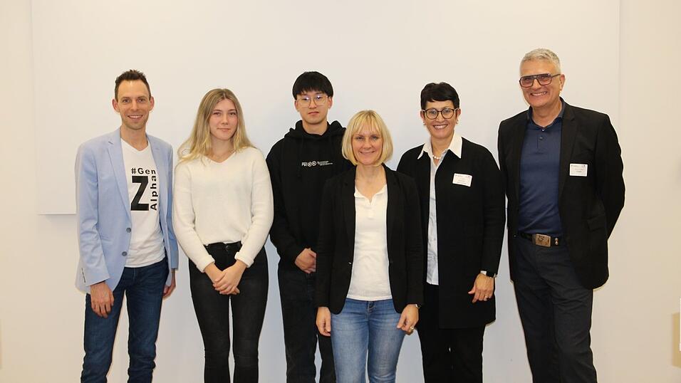 Felix Behm, Tanja Fitzek, Joachim Doan, Julia Mahr, Sabine Kellner-Mayrhofer, Professor Thomas Falter (von links) diskutierten das Verhalten der Generation Z. Felix Behm, Tanja Fitzek, Joachim Doan, Julia Mahr, Sabine Kellner-Mayrhofer, Professor Thomas Falter (von links) diskutierten das Verhalten der Generation Z.