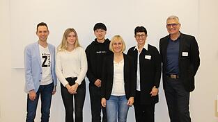 Felix Behm, Tanja Fitzek, Joachim Doan, Julia Mahr, Sabine Kellner-Mayrhofer, Professor Thomas Falter (von links) diskutierten das Verhalten der Generation Z.