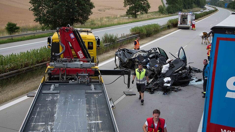 Auf der A92 bei Altdorf ist am Freitagabend ein Autofahrer in einen stehenden Lastwagen gekracht und dabei schwer verletzt worden. (Fotos: FD)