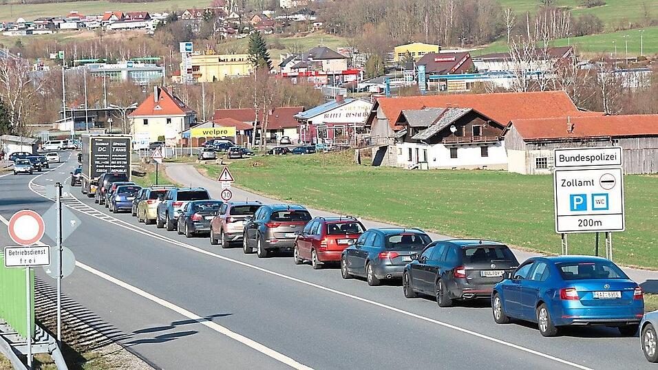 Teils staute sich am Freitagnachmittag der Grenzverkehr bis in den Deschlbergtunnel.
