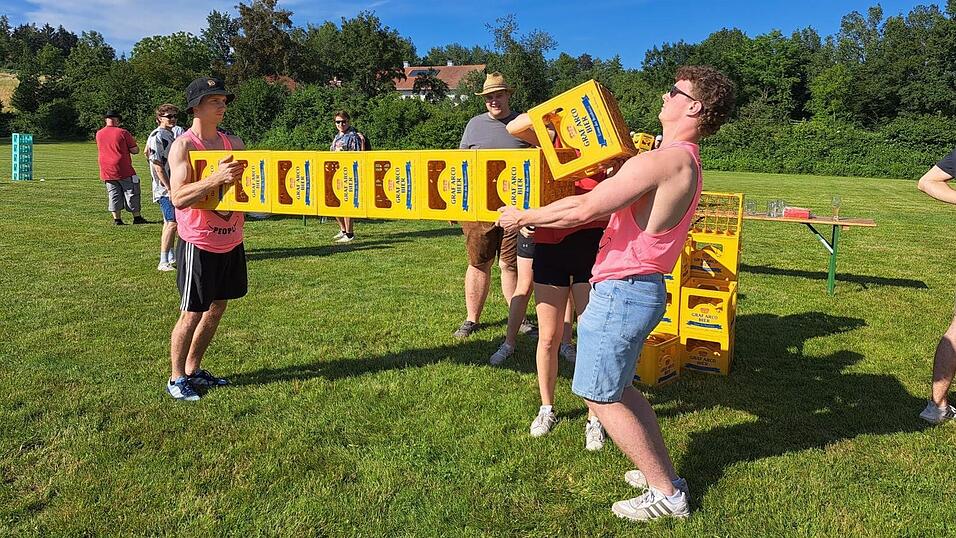 Die Biertragl durften nicht herunterfallen. Die Biertragl durften nicht herunterfallen.