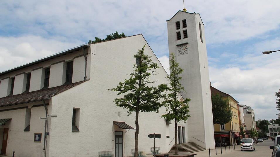 Gedenkveranstaltungen finden unter anderem statt in der Christuskirche, die 1945 zerbombt wurde. Gedenkveranstaltungen finden unter anderem statt in der Christuskirche, die 1945 zerbombt wurde.