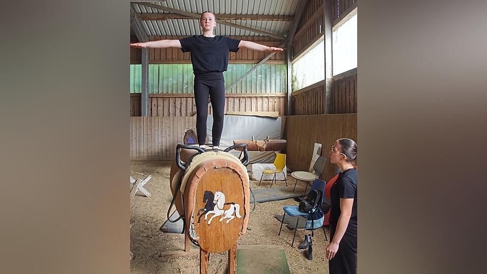 &Uuml;bungen auf dem Holzpferd.