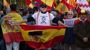 Eine ähnlich große Demo gegen Sánchez hatte es zuletzt im Juni gegeben. Eine ähnlich große Demo gegen Sánchez hatte es zuletzt im Juni gegeben.