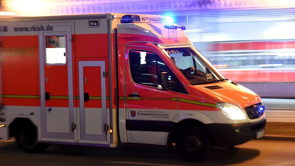 Eine verletzte Person wurde in ein Krankenhaus gebracht. (Symbolbild)