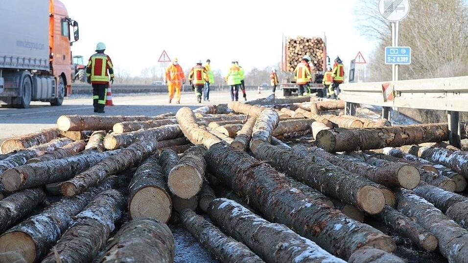Ein Holztransporter hat am Freitag bei der Auffahrt auf die A3 bei Hengersberg diese Baumstämme verloren. Dadurch kam es zu erheblichen Verkehrsbehinderungen auf der Autobahn. Ein Holztransporter hat am Freitag bei der Auffahrt auf die A3 bei Hengersberg diese Baumstämme verloren. Dadurch kam es zu erheblichen Verkehrsbehinderungen auf der Autobahn.