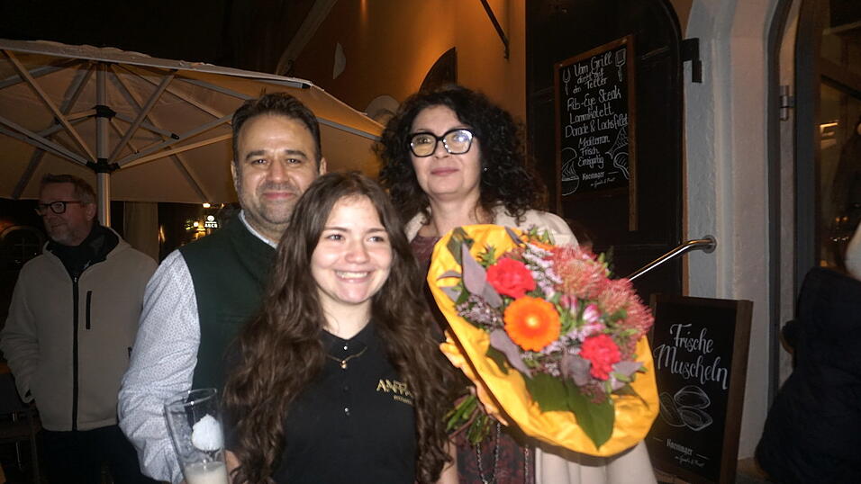 Deyan Donev feierte mit seiner Frau Lena und seiner Tochter die offizielle Eröffnung.