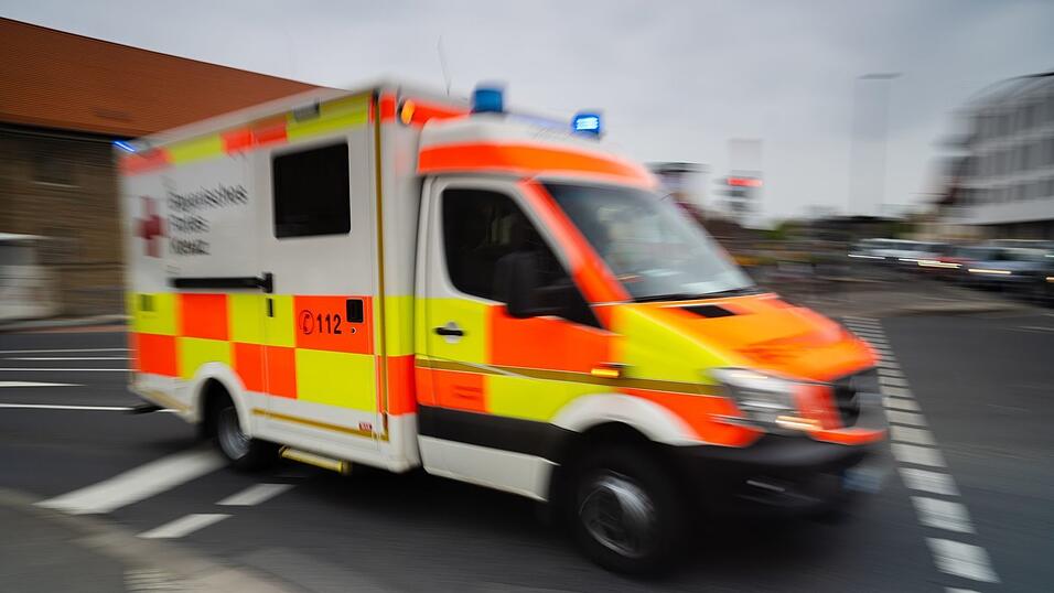 Die Verletzte wurde in ein Krankenhaus gebracht. (Symbolbild)
