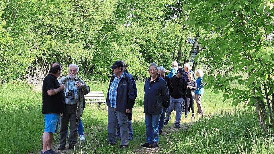 Die erste Vogelstimmenwanderung des Obst- und Gartenbauvereins Oberhatzkofen stie&szlig; auf gro&szlig;es Interesse.