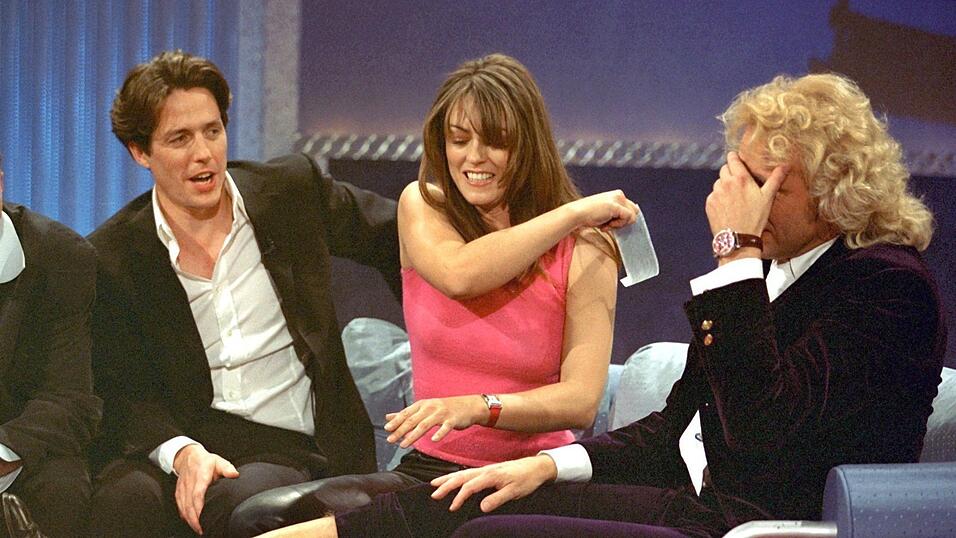 Liz Hurley riss Gottschalk 1999 neben ihrem damaligen Lebensgefährten Hugh Grant mit einer Folie Haar vom Bein. Liz Hurley riss Gottschalk 1999 neben ihrem damaligen Lebensgefährten Hugh Grant mit einer Folie Haar vom Bein.