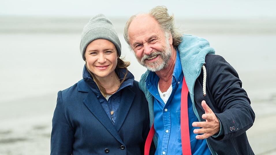Klaus-Peter Wolf (r.) mit Julia Jentsch, die die Hauptkommissarin Ann Kathrin Klaasen in den Verfilmungen spielt.
