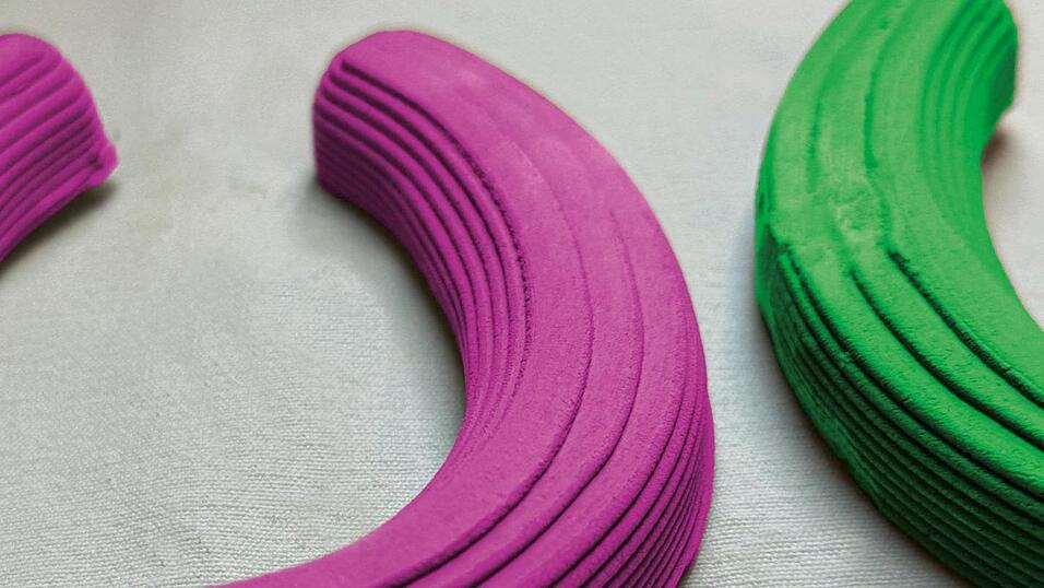 Der traditionelle Glücksbringer - das Hufeisen - neu gedacht im keramischen 3D-Druck. Eine limitierte Edition in verschiedenen Farben, exklusiv zum Pfingstritt 2025. Der traditionelle Glücksbringer - das Hufeisen - neu gedacht im keramischen 3D-Druck. Eine limitierte Edition in verschiedenen Farben, exklusiv zum Pfingstritt 2025.