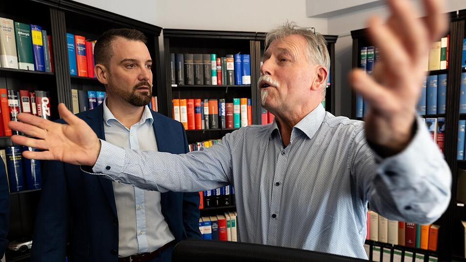 Einer der ersten Kl&auml;ger ist Joachim Alfred Wagner (r), der sich von Rechtsanwalt Daniel Kuhlmann vertreten l&auml;sst.