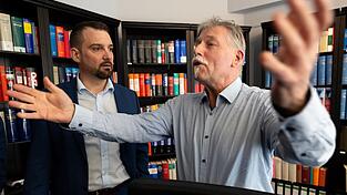 Einer der ersten Kl&auml;ger ist Joachim Alfred Wagner (r), der sich von Rechtsanwalt Daniel Kuhlmann vertreten l&auml;sst.