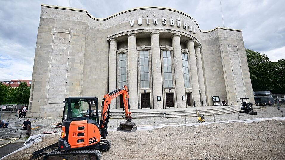 Zum Aufbau rollte auch ein Bagger an. (Archivbild) Zum Aufbau rollte auch ein Bagger an. (Archivbild)