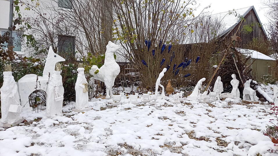 Die Weihnachtsszenerie der Künstlerin Maria Thurner bettet sich harmonisch in den Naturgarten ein. Die blauen Flaschen stellen den sternklaren Abendhimmel mit dem zur Weihnachtskrippe aus Gips heranziehenden Hirten mit Schafen dar.