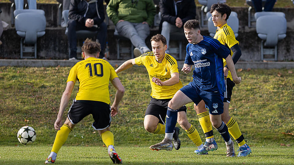 Im Heimspiel gegen Langquaid gelang es den Simbachern (in gelb) einen Rückstand auszugleichen und stehen nach dem Unentschieden auf Tabellenrang sieben. Im Heimspiel gegen Langquaid gelang es den Simbachern (in gelb) einen Rückstand auszugleichen und stehen nach dem Unentschieden auf Tabellenrang sieben.