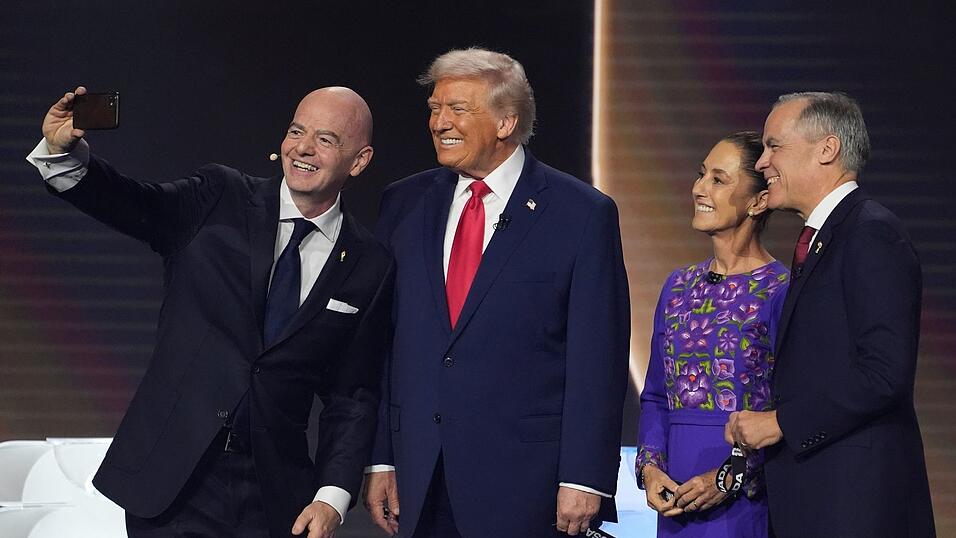 FIFA-Präsident Gianni Infantino (l-r) macht ein Selfie mit US-Präsident Donald Trump, der mexikanischen Präsidentin Claudia Sheinbaum und dem kanadischen Premierminister Mark Carney. FIFA-Präsident Gianni Infantino (l-r) macht ein Selfie mit US-Präsident Donald Trump, der mexikanischen Präsidentin Claudia Sheinbaum und dem kanadischen Premierminister Mark Carney.