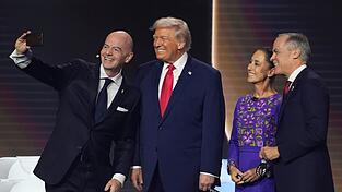 FIFA-Präsident Gianni Infantino (l-r) macht ein Selfie mit US-Präsident Donald Trump, der mexikanischen Präsidentin Claudia Sheinbaum und dem kanadischen Premierminister Mark Carney. FIFA-Präsident Gianni Infantino (l-r) macht ein Selfie mit US-Präsident Donald Trump, der mexikanischen Präsidentin Claudia Sheinbaum und dem kanadischen Premierminister Mark Carney.