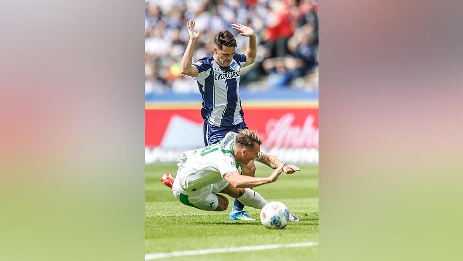 Hertha-Profi Josip Brekalo foult Felix Klaus. Dafür gibt es Rot. Hertha-Profi Josip Brekalo foult Felix Klaus. Dafür gibt es Rot.