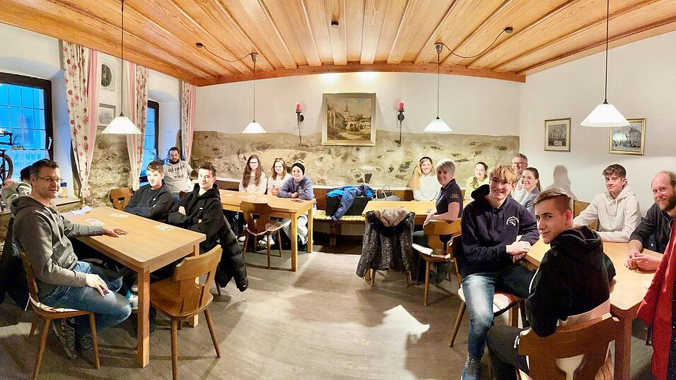 Die angehenden Schafkopf-Experten zusammen mit ihren Ausbildern im Nebenzimmer des Gasthauses Stangerl. Die angehenden Schafkopf-Experten zusammen mit ihren Ausbildern im Nebenzimmer des Gasthauses Stangerl.