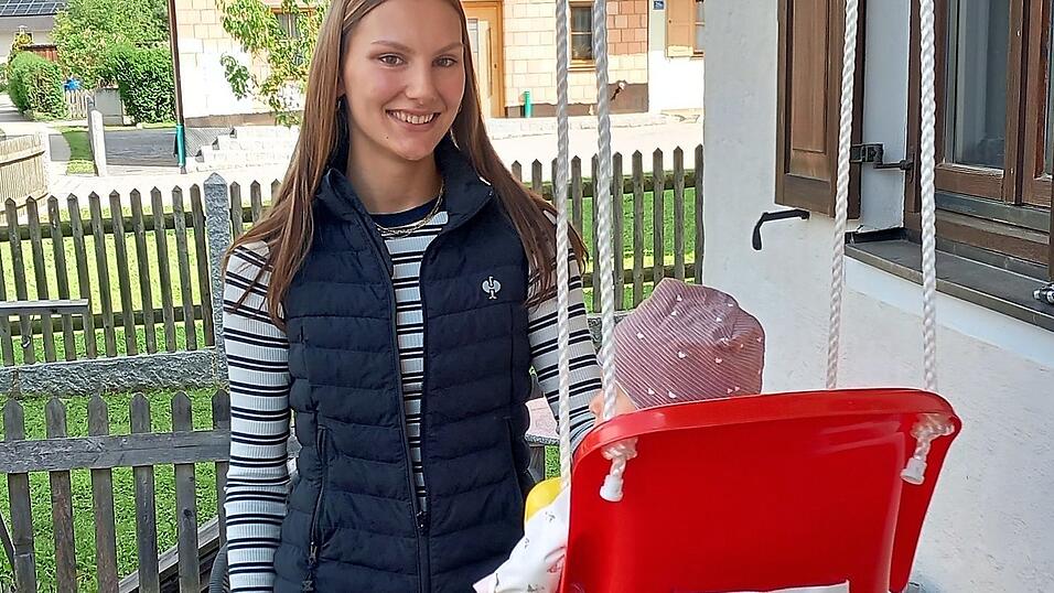 Betriebshelferin Laura Grabmeier übernimmt bei ihren Einsätzen alle Aufgaben der Mutter, so auch die Betreuung der Kinder. Betriebshelferin Laura Grabmeier übernimmt bei ihren Einsätzen alle Aufgaben der Mutter, so auch die Betreuung der Kinder.