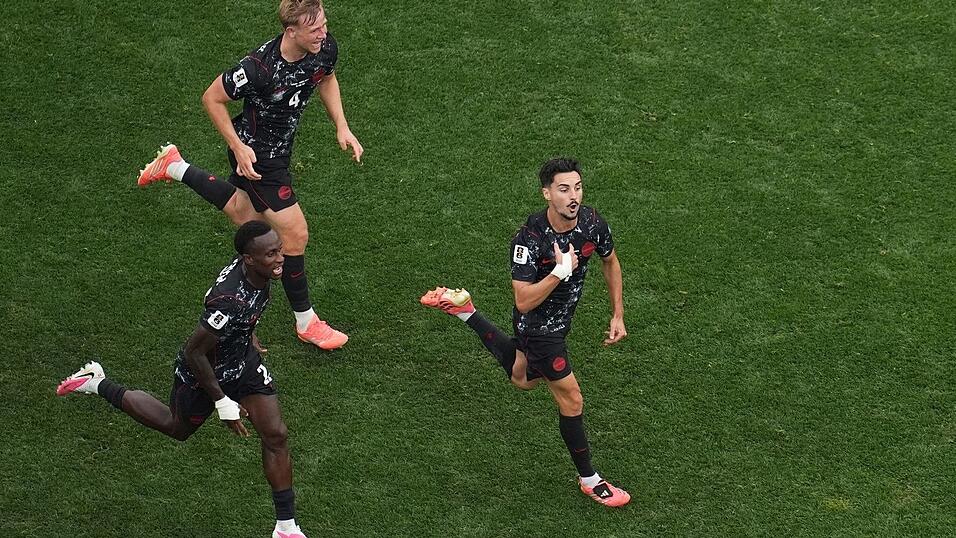 Der Moment der Partie: Eustaquio (rechts) jubelt nach seinem Tor zum 1:0.