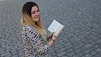 Bei ersten Auftritten auf Poetry Slams stand Teresa Reichl immer mit Notizbuch auf der Bühne. Mittlerweile performt sie ihre Texte auswendig. Bei ersten Auftritten auf Poetry Slams stand Teresa Reichl immer mit Notizbuch auf der Bühne. Mittlerweile performt sie ihre Texte auswendig.