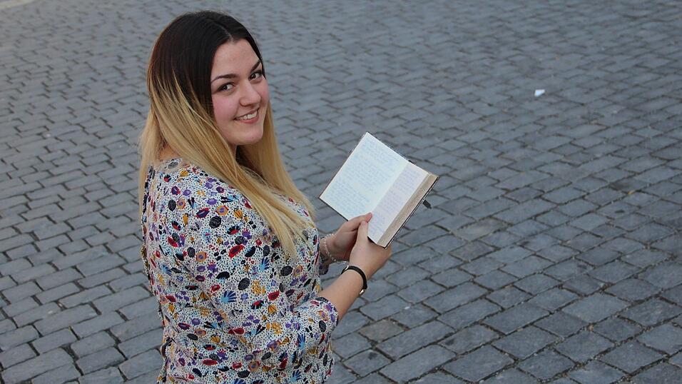 Bei ersten Auftritten auf Poetry Slams stand Teresa Reichl immer mit Notizbuch auf der Bühne. Mittlerweile performt sie ihre Texte auswendig. Bei ersten Auftritten auf Poetry Slams stand Teresa Reichl immer mit Notizbuch auf der Bühne. Mittlerweile performt sie ihre Texte auswendig.