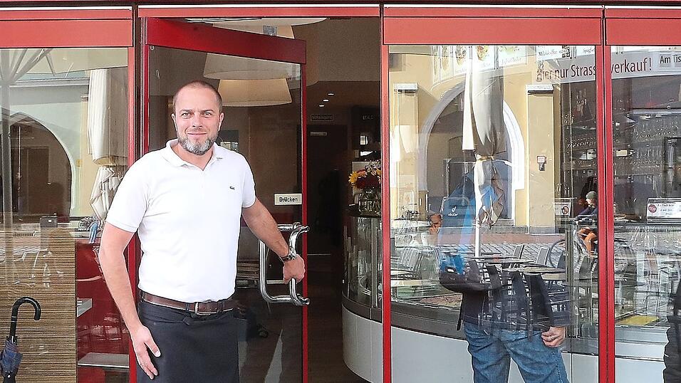 Ren&eacute; Lohbrandt &uuml;bernimmt im Winter das 'Panciera'. Im Stehimbiss gibt es Wei&szlig;wurst und Wiener wie bei der W&uuml;rstl Susi.