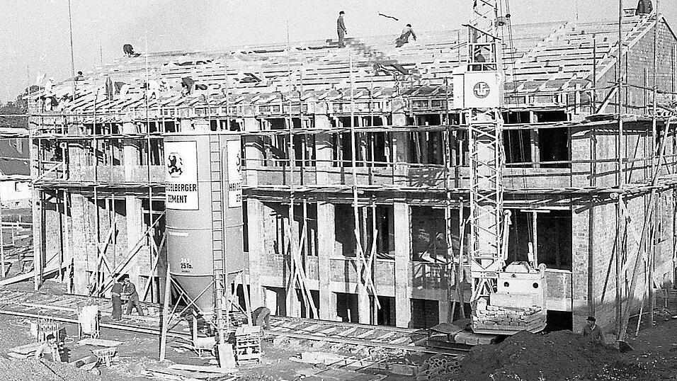 Die Schule in Chammünster stand im Jahr 1960 im Rohbau. Eröffnet wurde sie im Jahr 1961. Die Schule in Chammünster stand im Jahr 1960 im Rohbau. Eröffnet wurde sie im Jahr 1961.