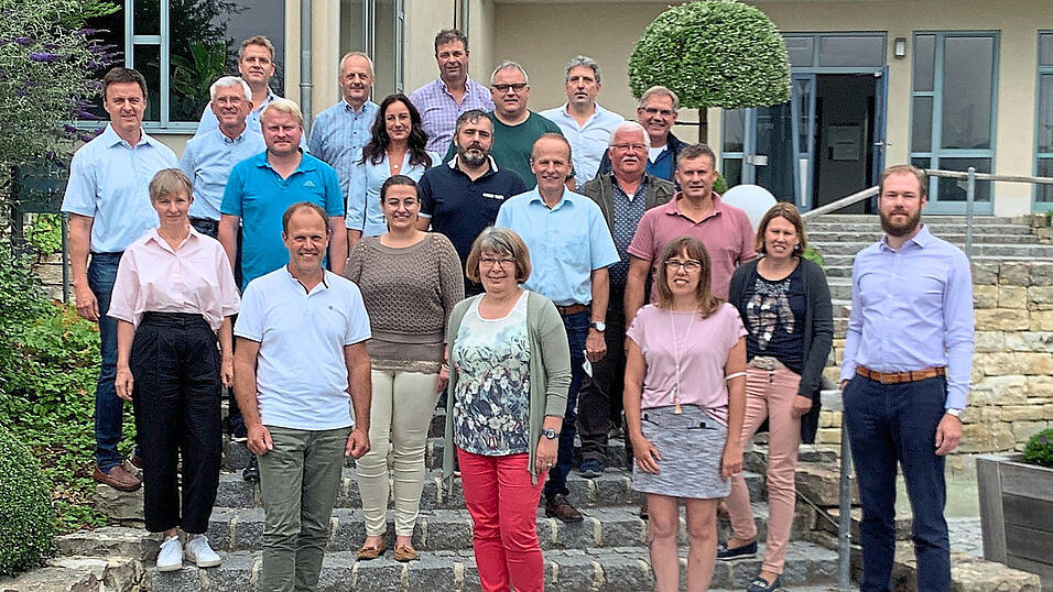 Zusammen mit interessierten Bürgern begaben sich die Gemeinderäte und Bürgermeister Leonhard Berger (vorne links) vor Kurzem in Klausurtagung. Vielfältige Themen wurden erörtert. Zusammen mit interessierten Bürgern begaben sich die Gemeinderäte und Bürgermeister Leonhard Berger (vorne links) vor Kurzem in Klausurtagung. Vielfältige Themen wurden erörtert.