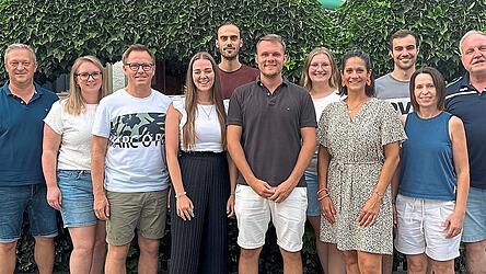 Die neu gewählten Abteilungsleiter des VfR Laberweinting, Abteilung Ski und Snowboard, Melanie Kirschner und Daniel Eisenhut (Mitte), werden von einem engagierten Team unterstützt.