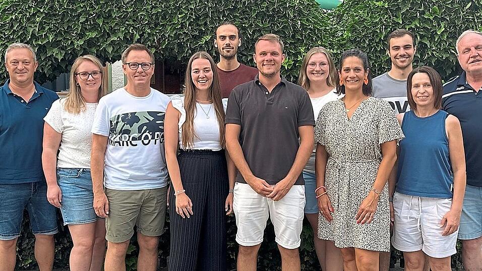 Die neu gewählten Abteilungsleiter des VfR Laberweinting, Abteilung Ski und Snowboard, Melanie Kirschner und Daniel Eisenhut (Mitte), werden von einem engagierten Team unterstützt. Die neu gewählten Abteilungsleiter des VfR Laberweinting, Abteilung Ski und Snowboard, Melanie Kirschner und Daniel Eisenhut (Mitte), werden von einem engagierten Team unterstützt.